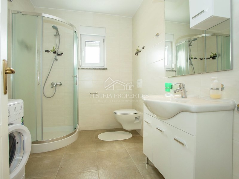 Opremljena hiša z bazenom 9 km od Poreča