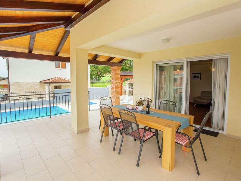 Opremljena hiša z bazenom 9 km od Poreča