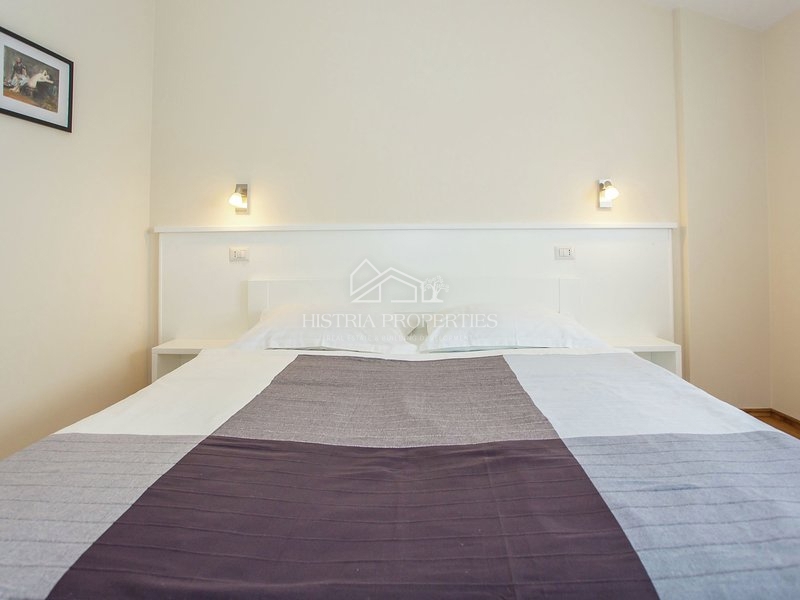 Opremljena hiša z bazenom 9 km od Poreča