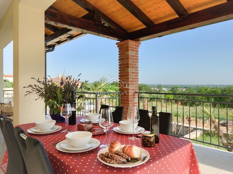 Opremljena hiša z bazenom 9 km od Poreča