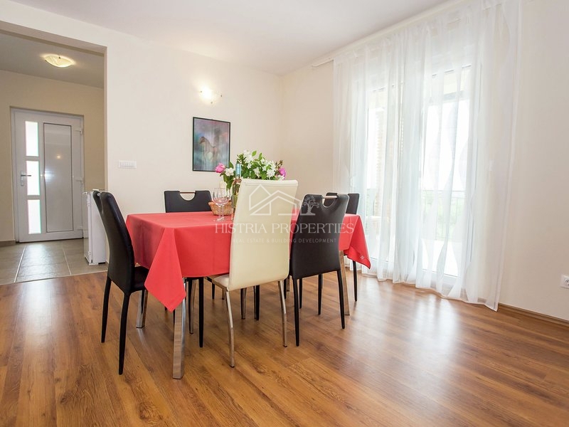 Opremljena hiša z bazenom 9 km od Poreča