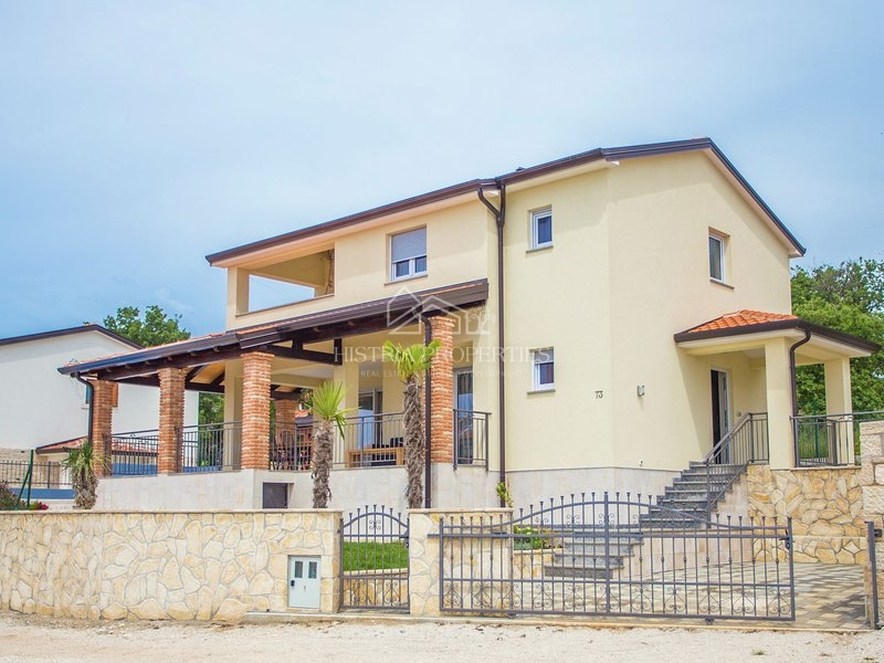 Opremljena hiša z bazenom 9 km od Poreča