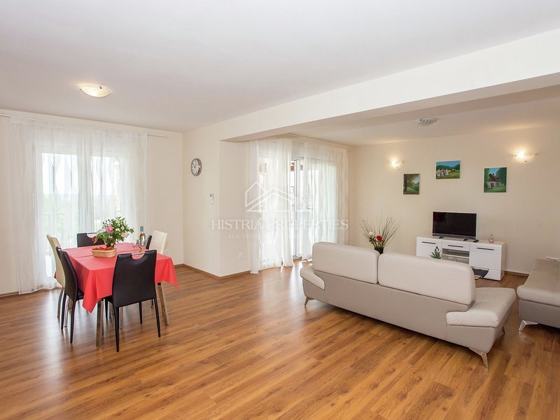 Opremljena hiša z bazenom 9 km od Poreča