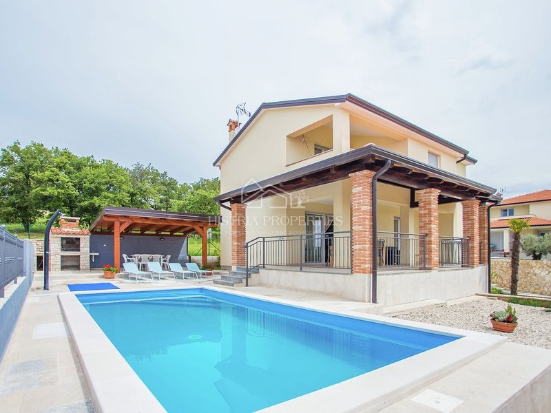 Opremljena hiša z bazenom 9 km od Poreča