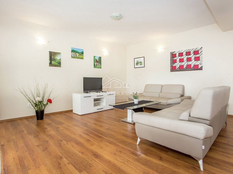 Opremljena hiša z bazenom 9 km od Poreča