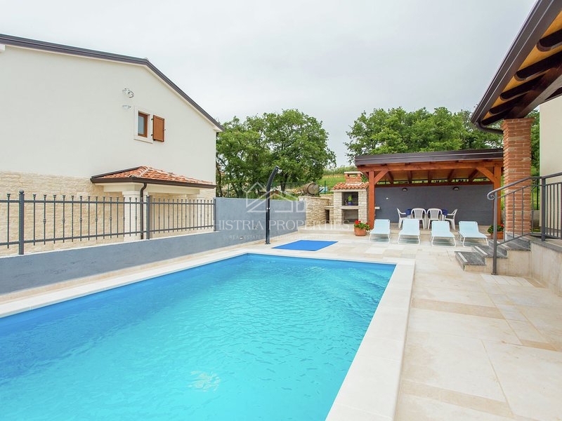 Opremljena hiša z bazenom 9 km od Poreča