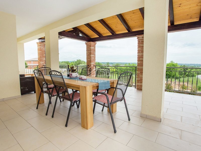 Opremljena hiša z bazenom 9 km od Poreča