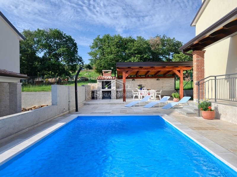 Opremljena hiša z bazenom 9 km od Poreča