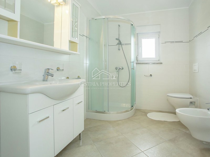 Opremljena hiša z bazenom 9 km od Poreča