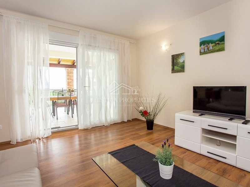 Opremljena hiša z bazenom 9 km od Poreča