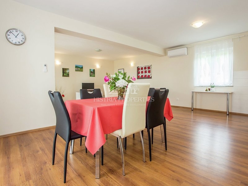 Opremljena hiša z bazenom 9 km od Poreča