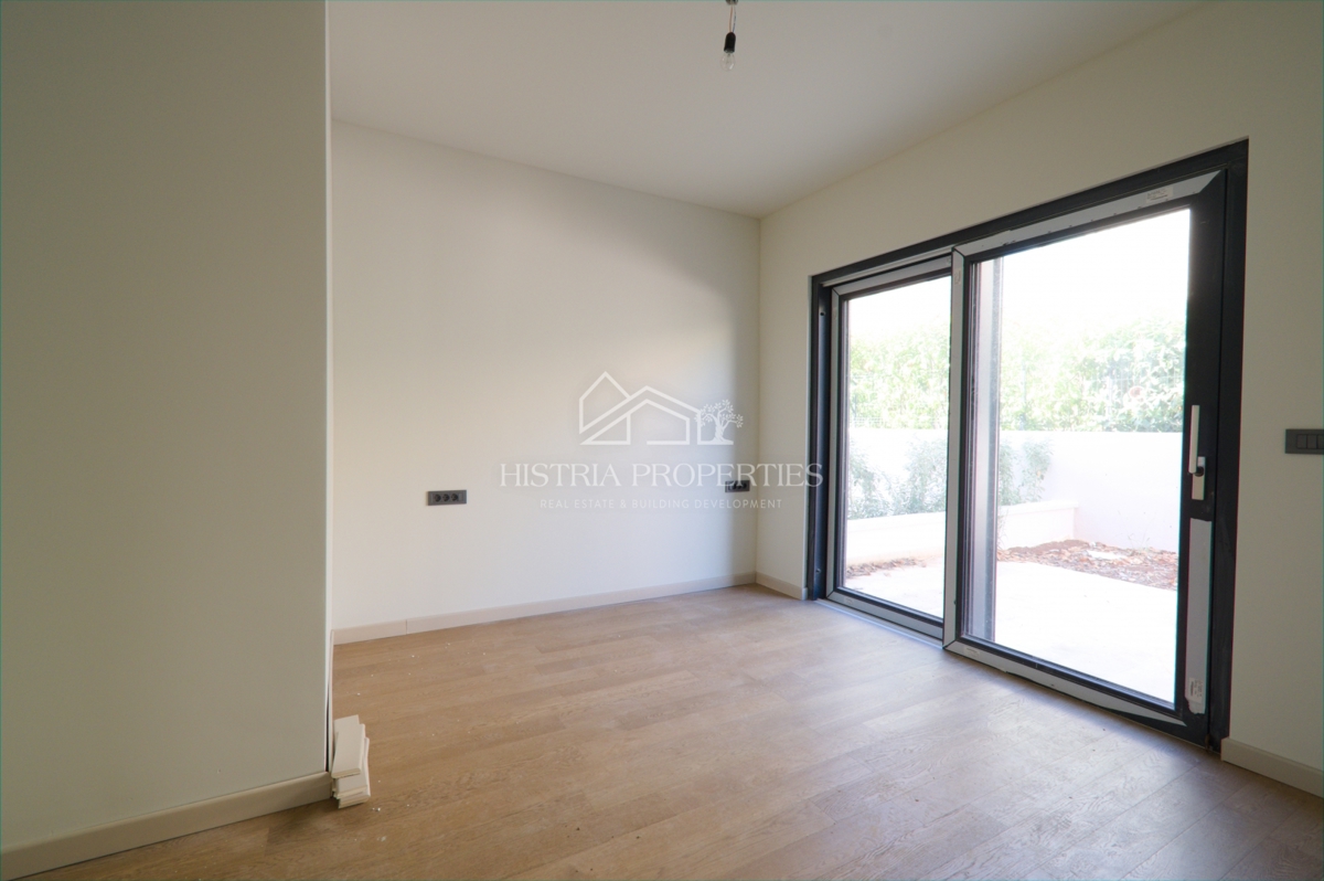 Privlačno naselje z novim stanovanjem z dvoriščem v bližini plaže