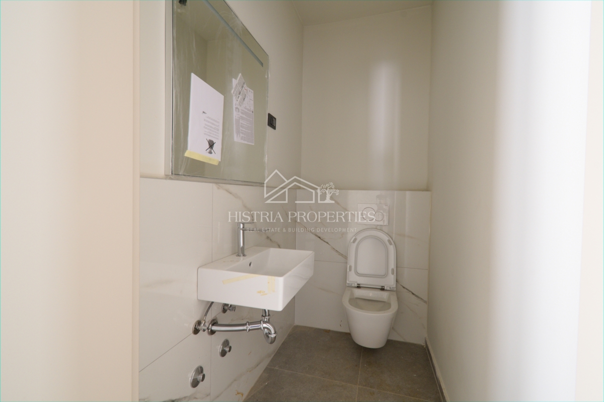 Privlačno naselje z novim stanovanjem z dvoriščem v bližini plaže