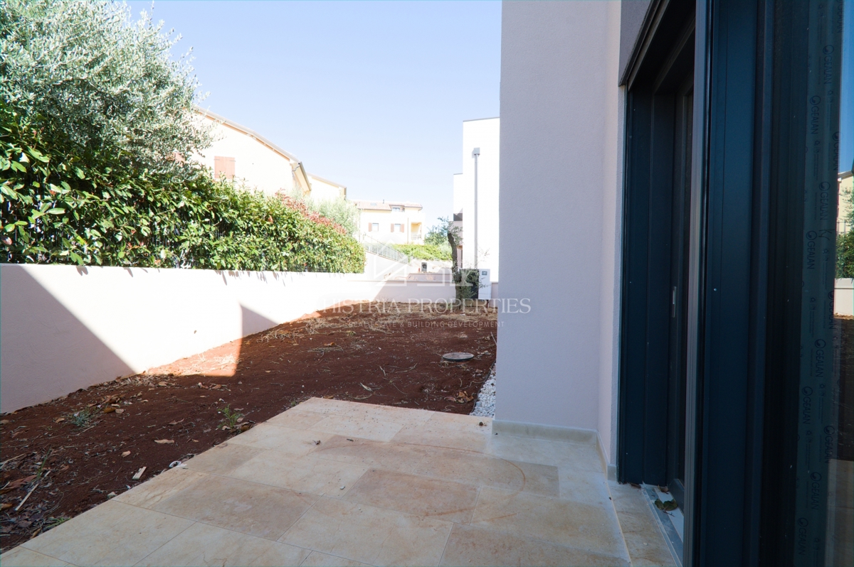 Privlačno naselje z novim stanovanjem z dvoriščem v bližini plaže