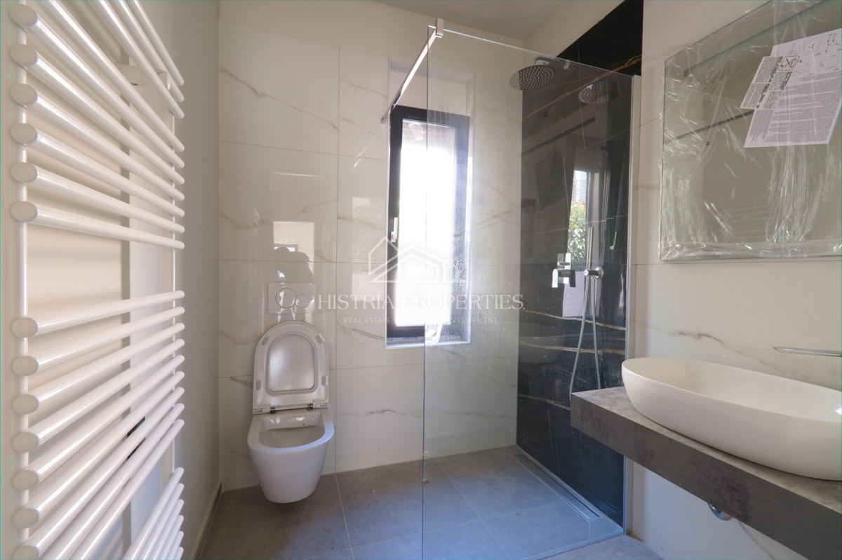 Privlačno naselje z novim stanovanjem z dvoriščem v bližini plaže