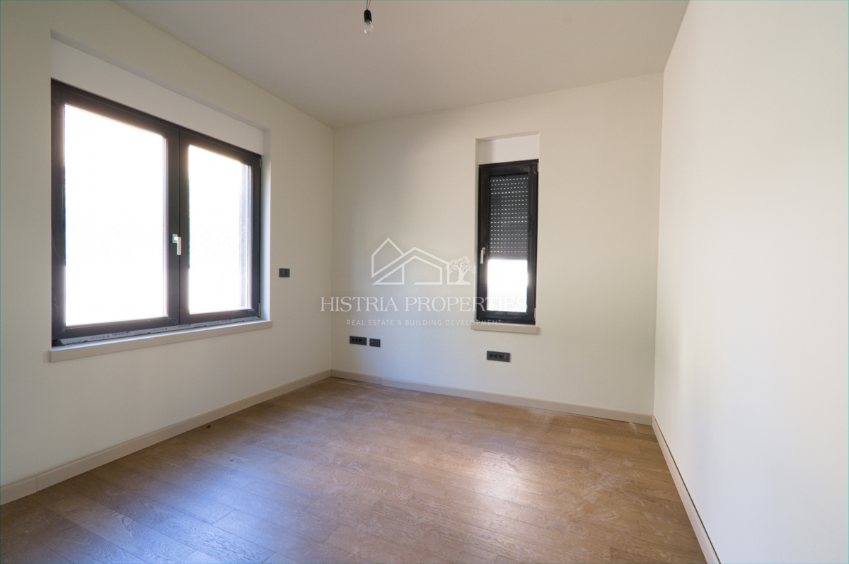 Privlačno naselje z novim stanovanjem z dvoriščem v bližini plaže