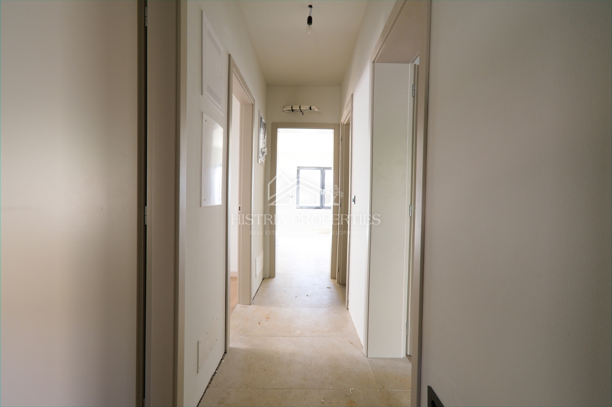 Privlačno naselje z novim stanovanjem z dvoriščem v bližini plaže