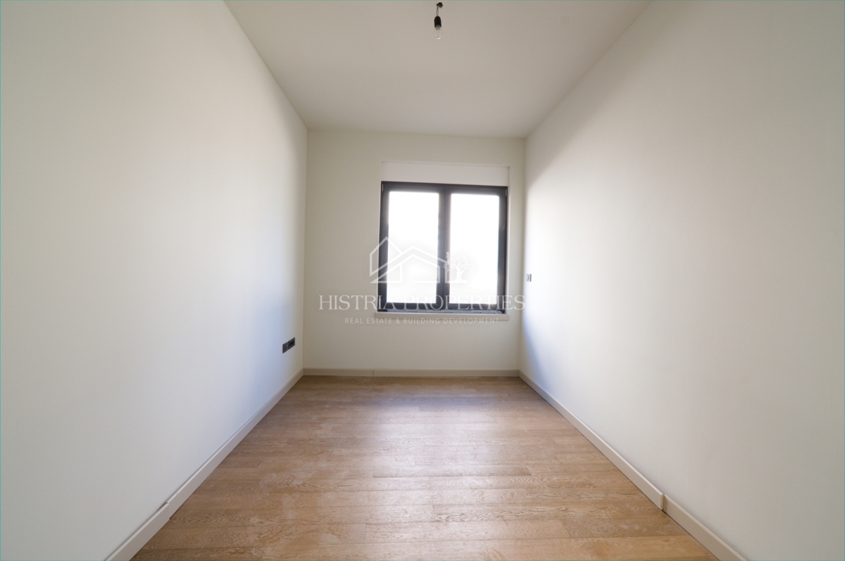 Privlačno naselje z novim stanovanjem z dvoriščem v bližini plaže