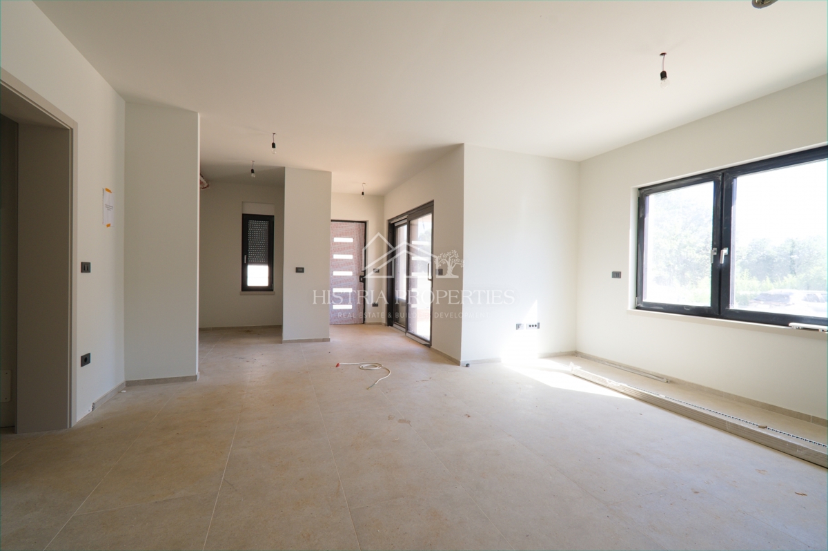 Privlačno naselje z novim stanovanjem z dvoriščem v bližini plaže