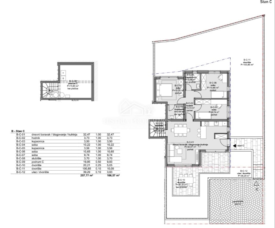 Privlačno naselje z novim stanovanjem z dvoriščem v bližini plaže
