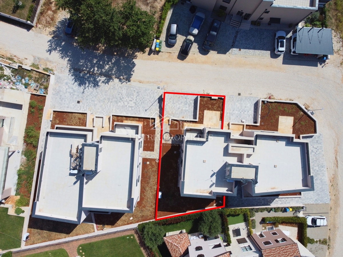 Privlačno naselje z novim stanovanjem z dvoriščem v bližini plaže