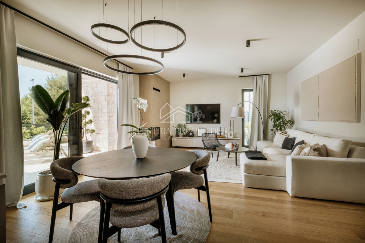 Moderno in popolnoma opremljeno dupleks stanovanje 800 m od morja na atraktivni lokaciji