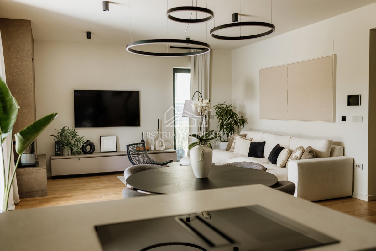 Moderno in popolnoma opremljeno dupleks stanovanje 800 m od morja na atraktivni lokaciji