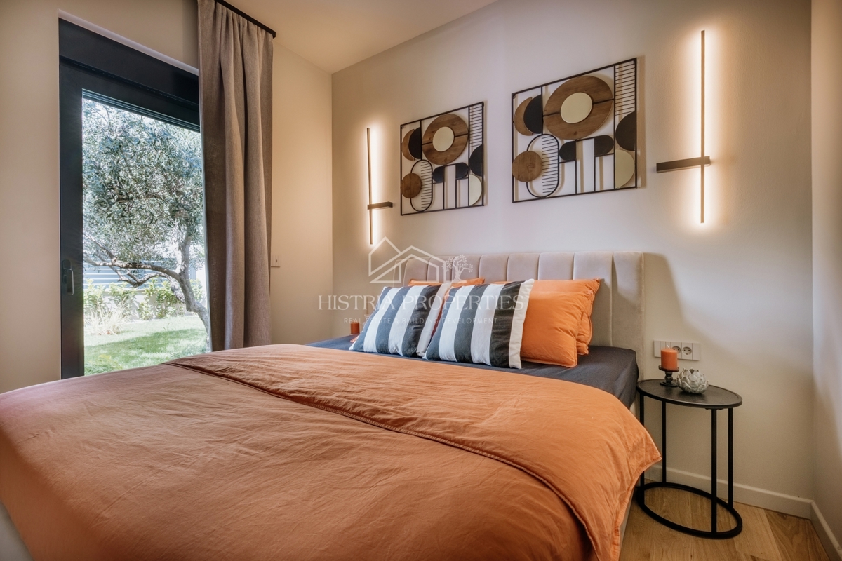 Moderno in popolnoma opremljeno dupleks stanovanje 800 m od morja na atraktivni lokaciji