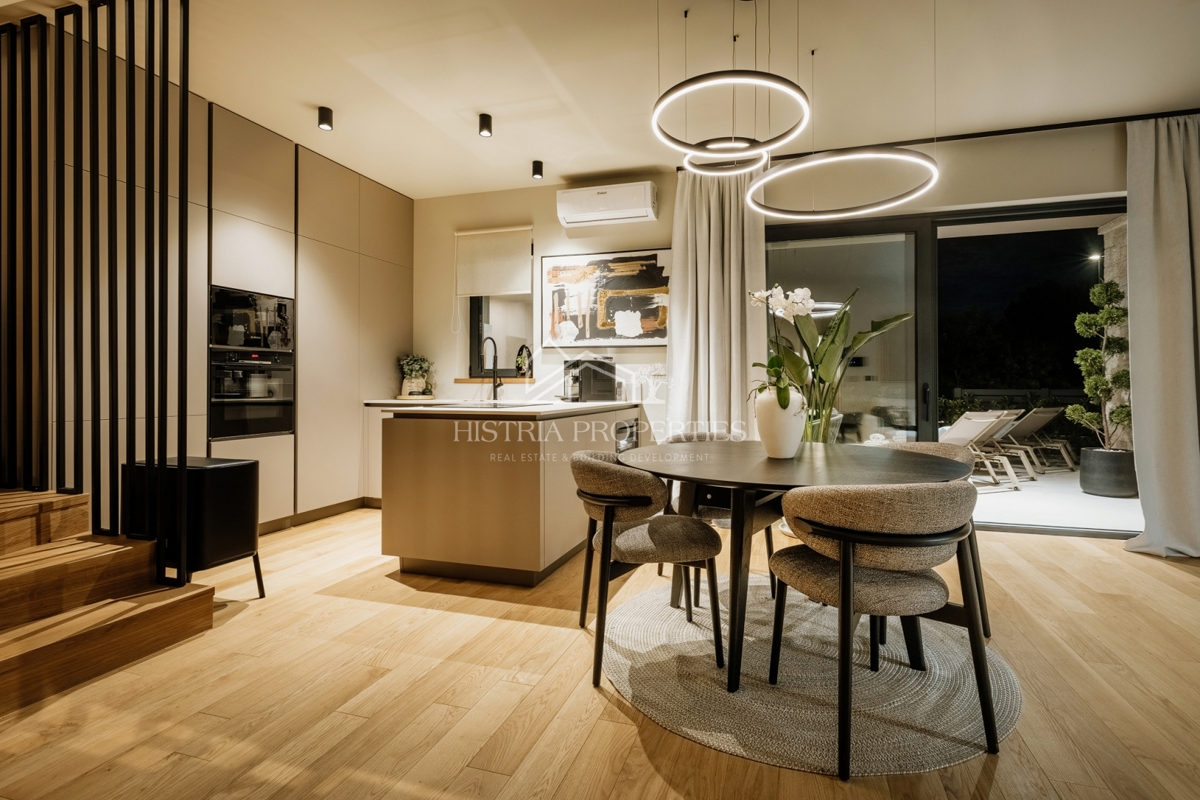 Moderno in popolnoma opremljeno dupleks stanovanje 800 m od morja na atraktivni lokaciji