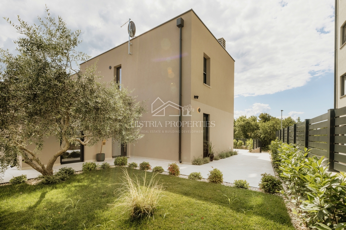 Moderno in popolnoma opremljeno dupleks stanovanje 800 m od morja na atraktivni lokaciji