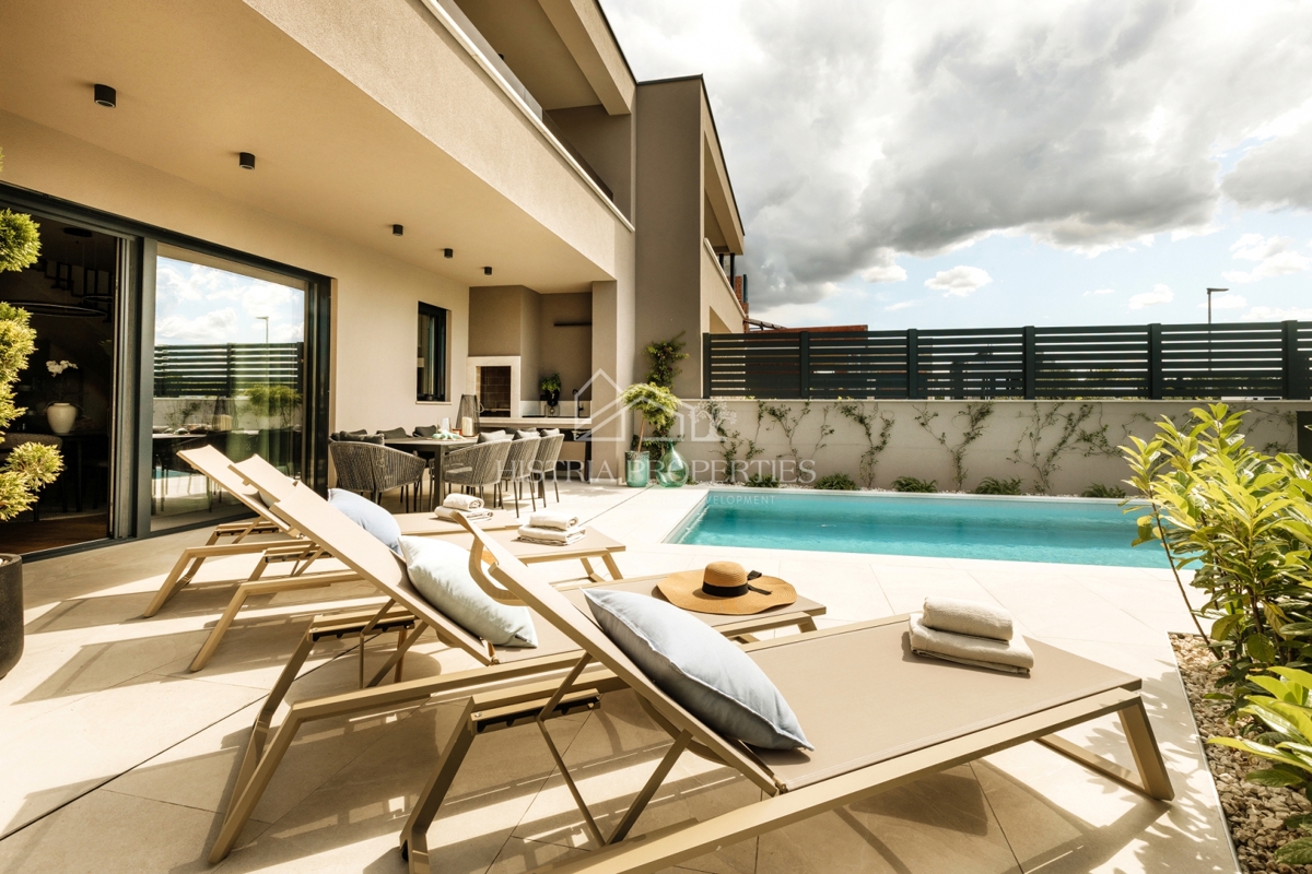 Moderno in popolnoma opremljeno dupleks stanovanje 800 m od morja na atraktivni lokaciji