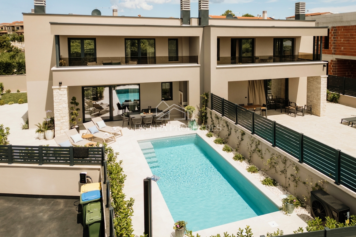 Moderno in popolnoma opremljeno dupleks stanovanje 800 m od morja na atraktivni lokaciji