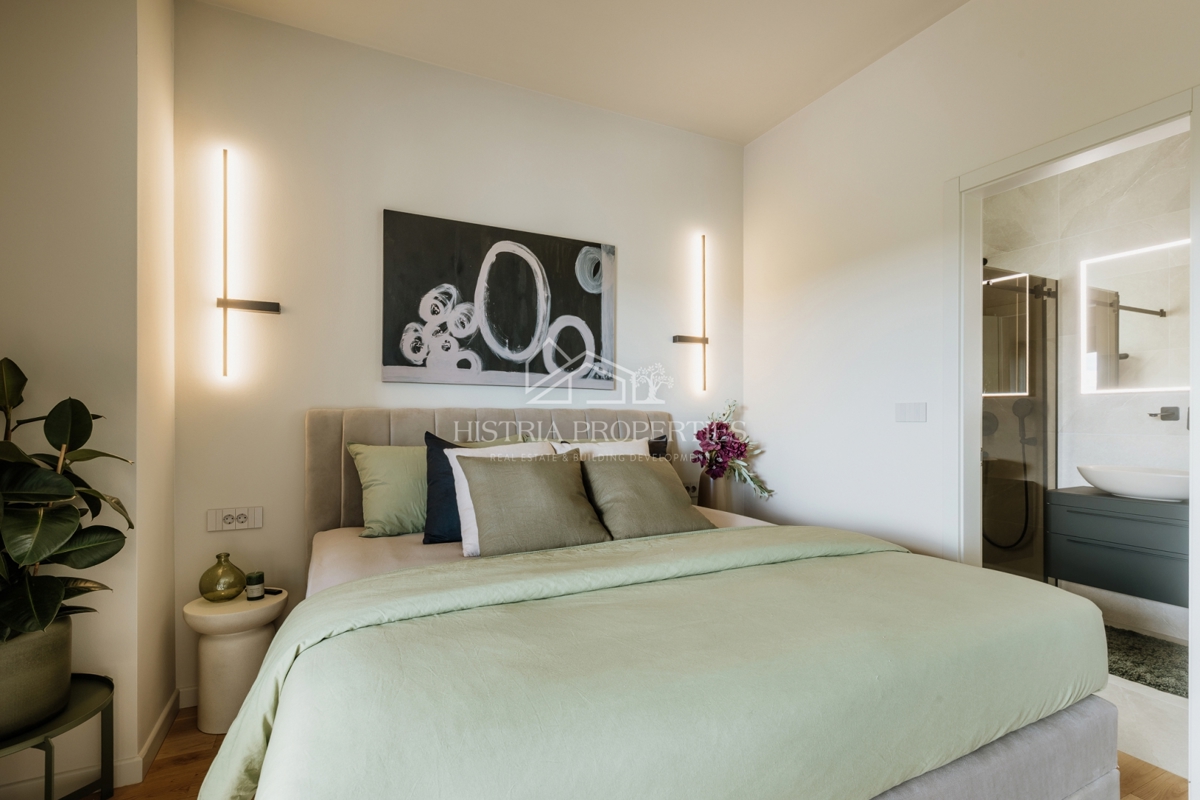 Moderno in popolnoma opremljeno dupleks stanovanje 800 m od morja na atraktivni lokaciji