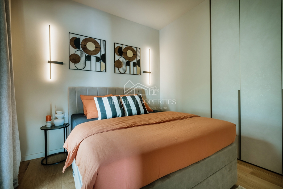 Moderno in popolnoma opremljeno dupleks stanovanje 800 m od morja na atraktivni lokaciji