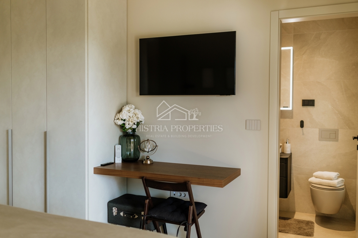 Moderno in popolnoma opremljeno dupleks stanovanje 800 m od morja na atraktivni lokaciji