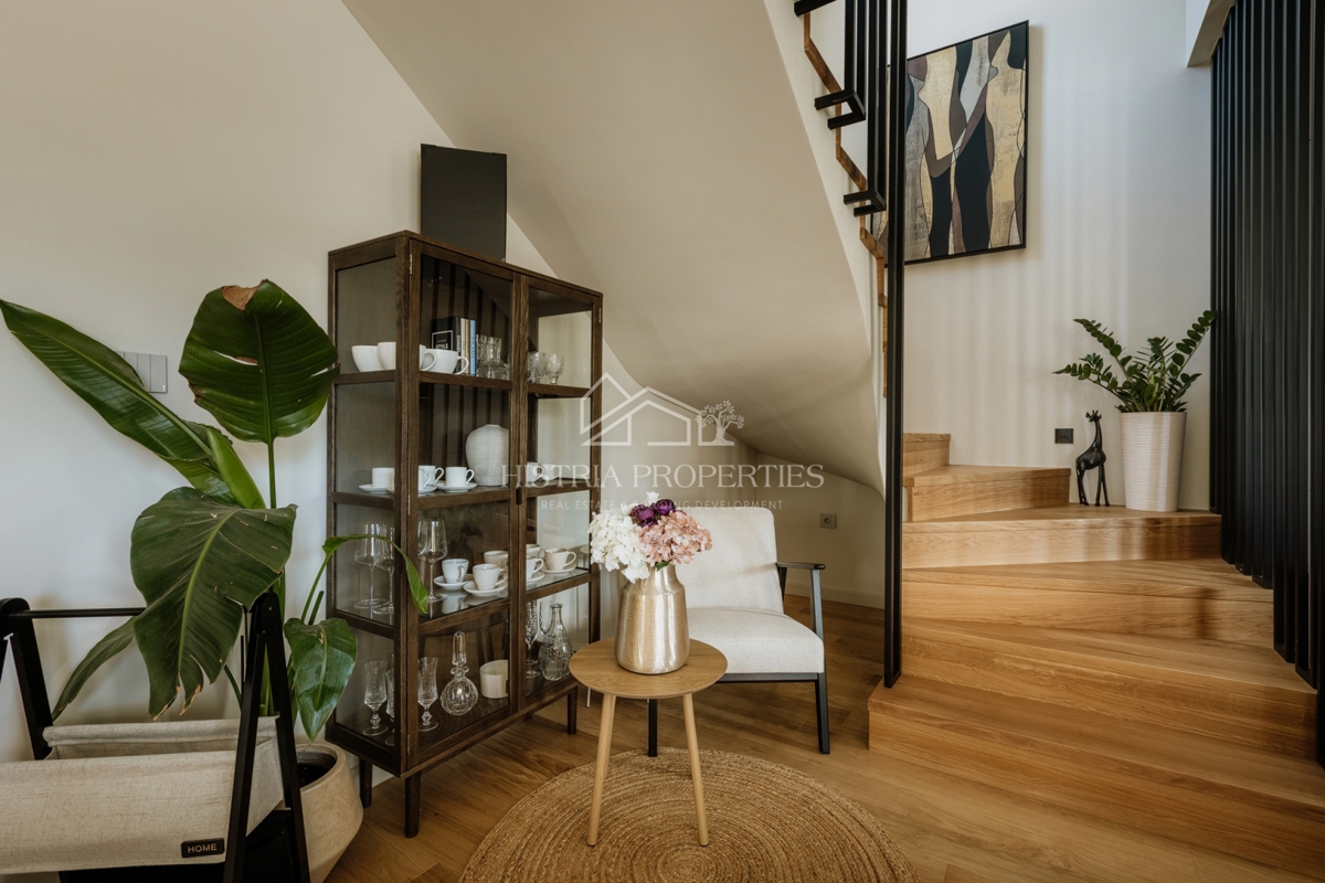 Moderno in popolnoma opremljeno dupleks stanovanje 800 m od morja na atraktivni lokaciji