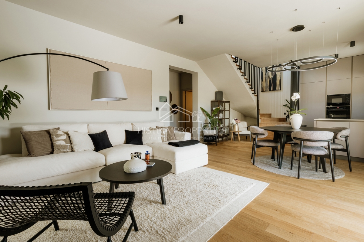 Moderno in popolnoma opremljeno dupleks stanovanje 800 m od morja na atraktivni lokaciji