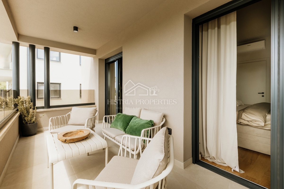 Moderno in popolnoma opremljeno dupleks stanovanje 800 m od morja na atraktivni lokaciji