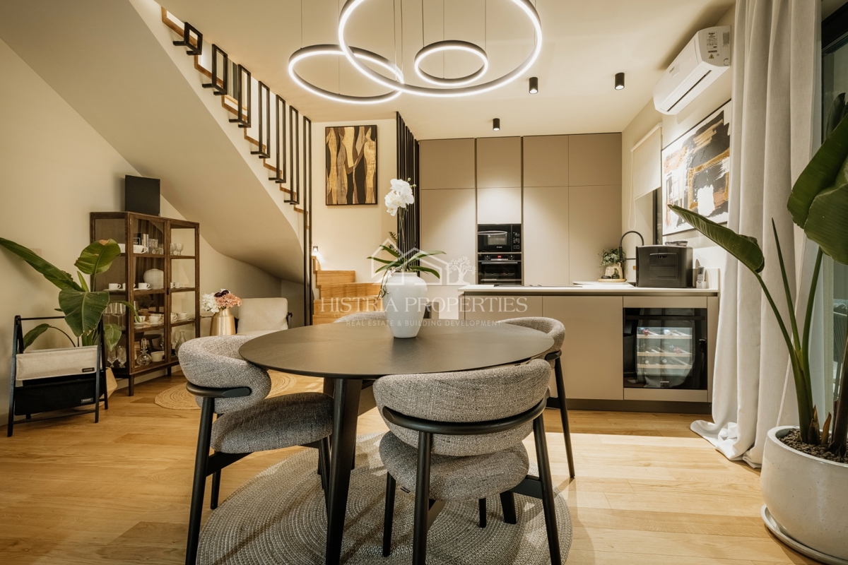 Moderno in popolnoma opremljeno dupleks stanovanje 800 m od morja na atraktivni lokaciji