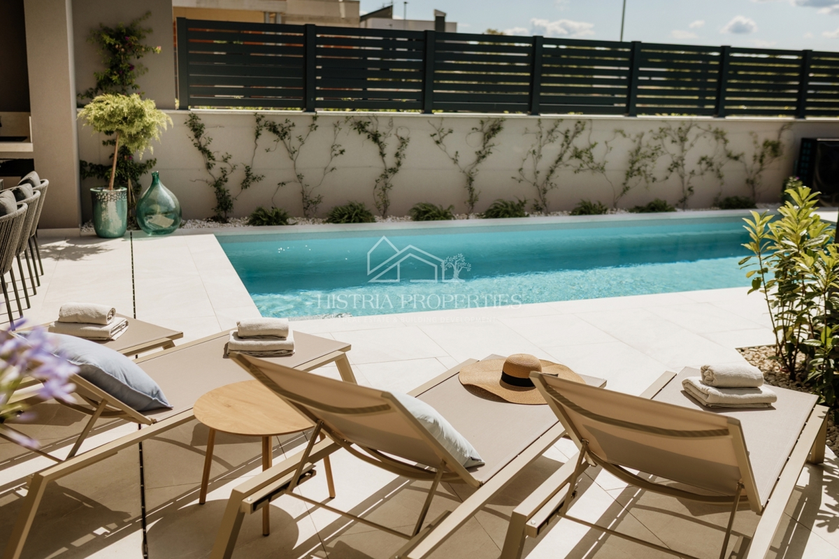 Moderno in popolnoma opremljeno dupleks stanovanje 800 m od morja na atraktivni lokaciji