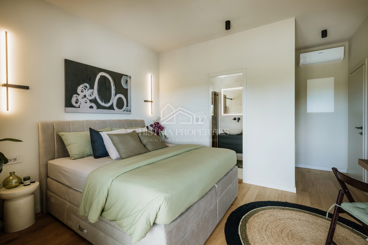 Moderno in popolnoma opremljeno dupleks stanovanje 800 m od morja na atraktivni lokaciji