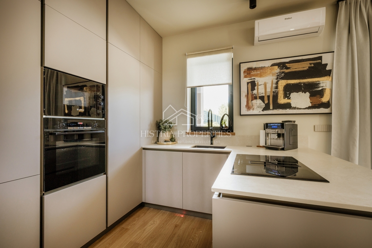 Moderno in popolnoma opremljeno dupleks stanovanje 800 m od morja na atraktivni lokaciji