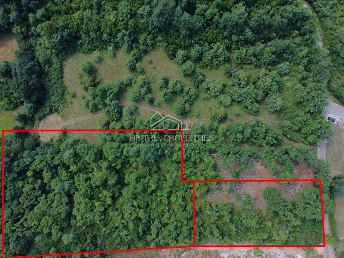 Kombinirano zemljišče na mirni lokaciji z velikim potencialom