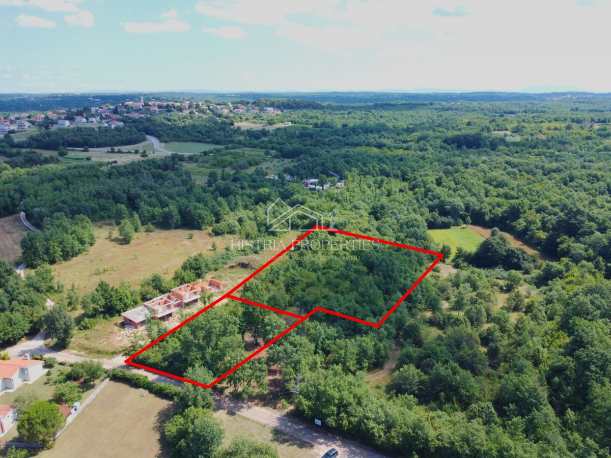 Kombinirano zemljišče na mirni lokaciji z velikim potencialom