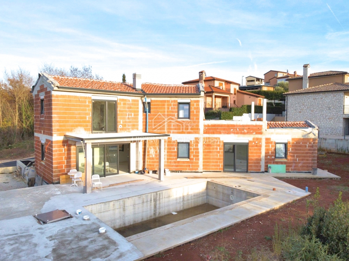 Relaxing location and quality villa with pool and rustic details