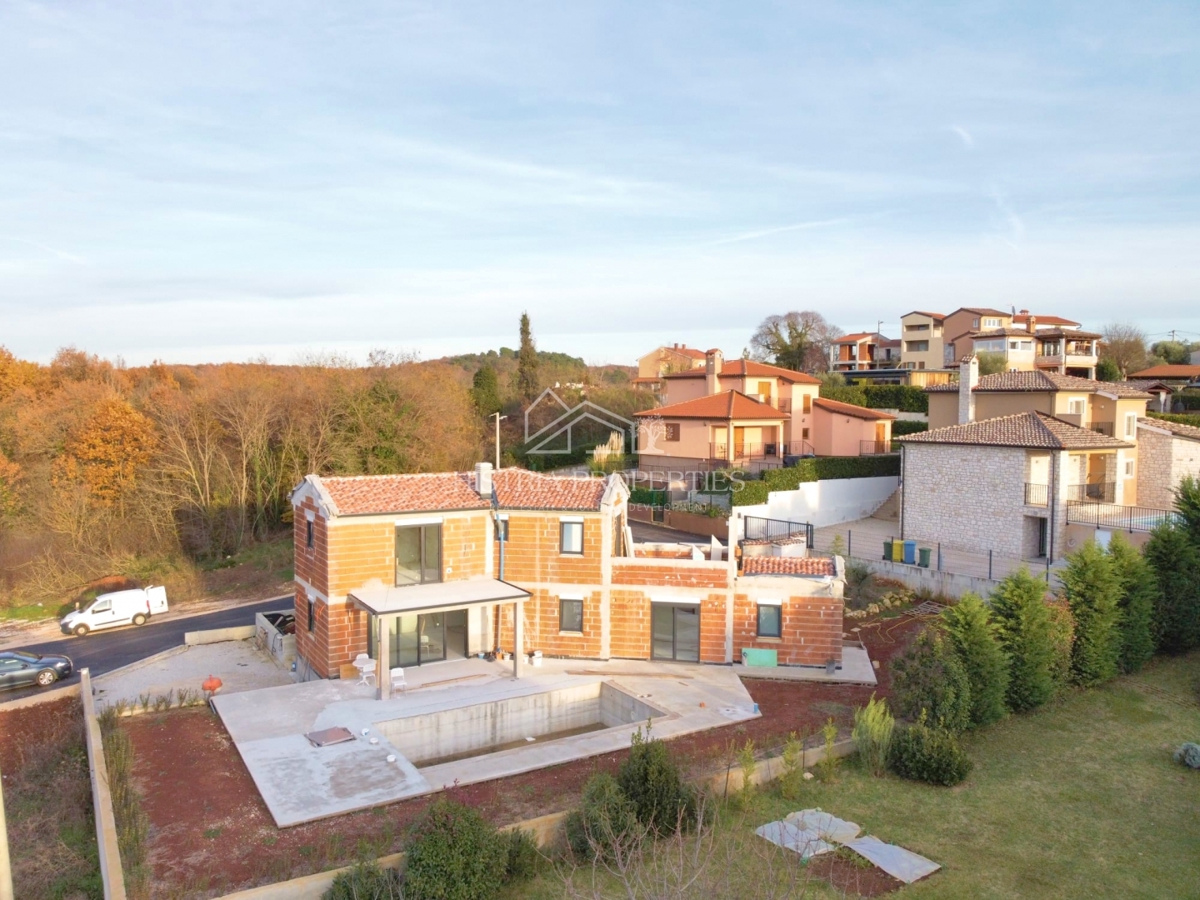 Relaxing location and quality villa with pool and rustic details