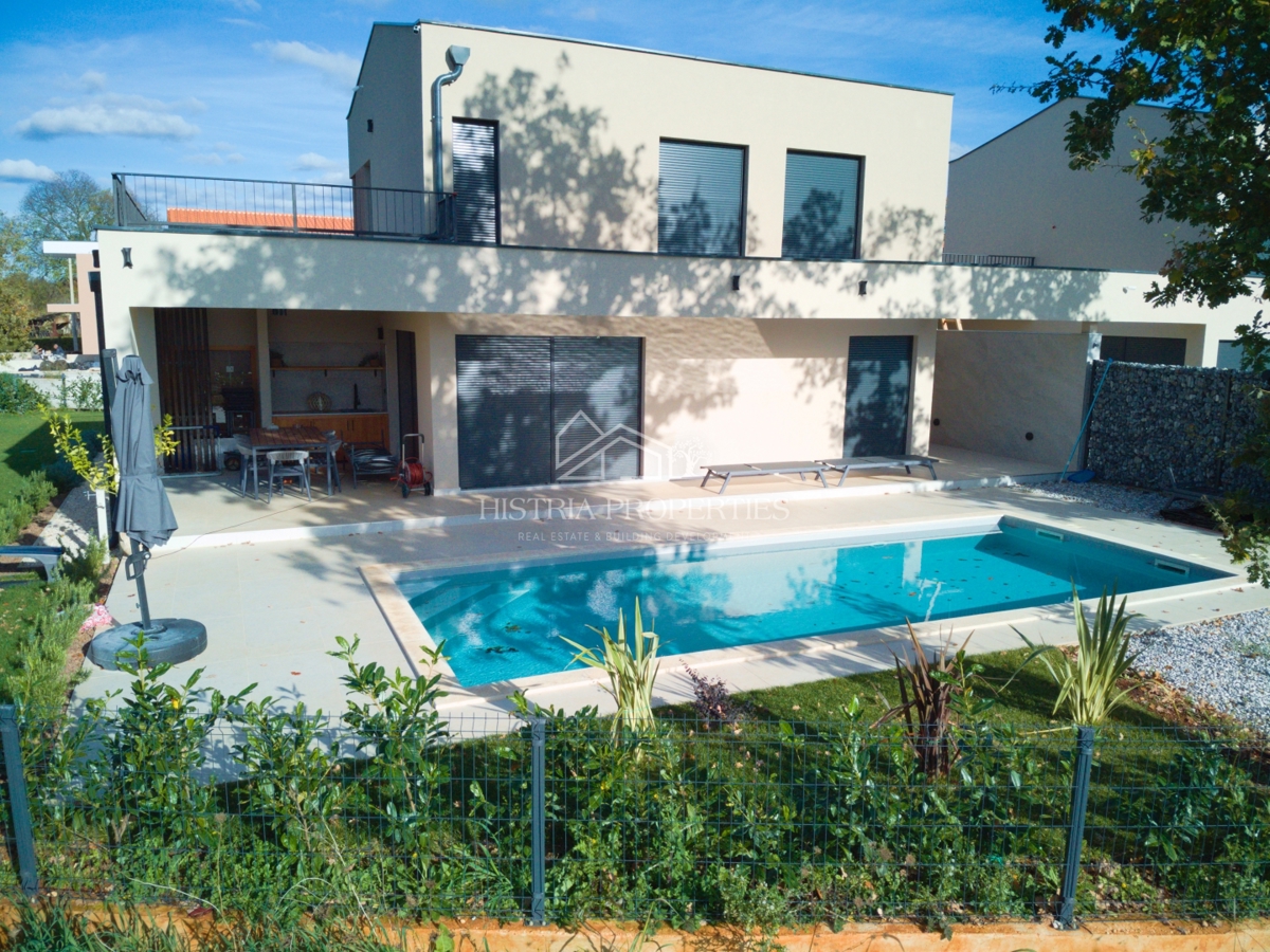 Nizkoenergijska hiša z bazenom, popolnoma opremljena in opremljena v bližini Poreča