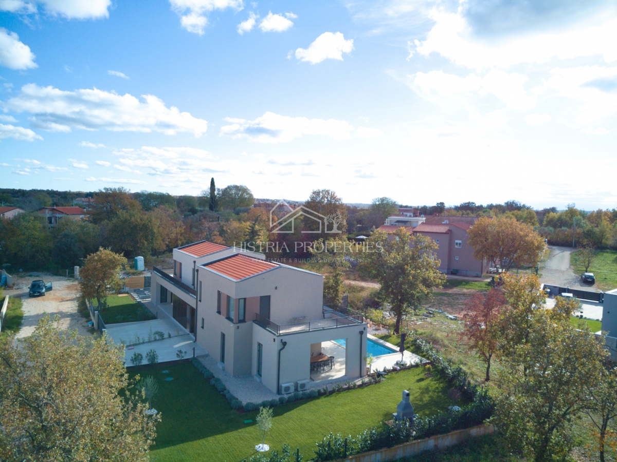 Nizkoenergijska hiša z bazenom, popolnoma opremljena in opremljena v bližini Poreča