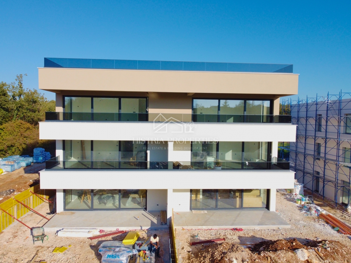 Prostorno vrhunsko penthouse stanovanje s strešno teraso na iskani lokaciji