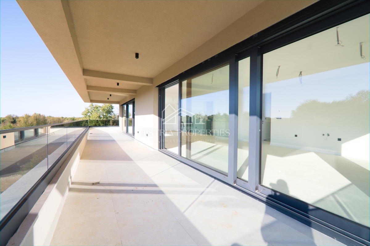 Prostorno vrhunsko penthouse stanovanje s strešno teraso na iskani lokaciji